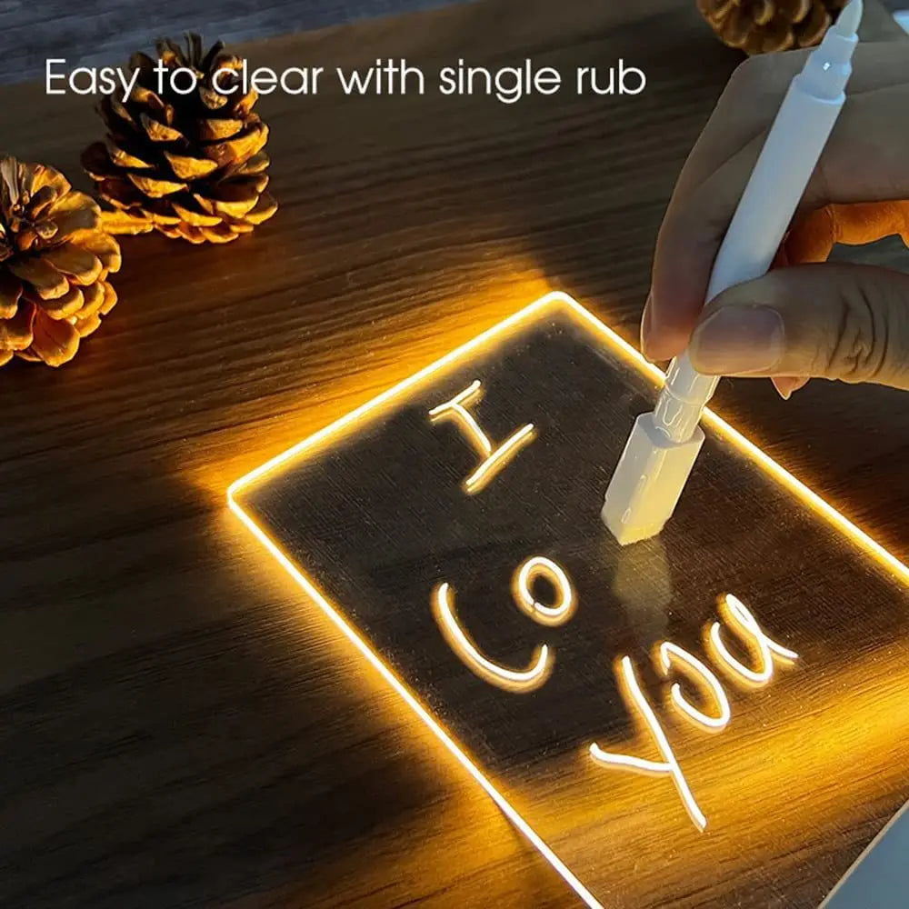 Lavagnetta LightNote con ’I love you’ scritto in gesso su blocco note illuminato.