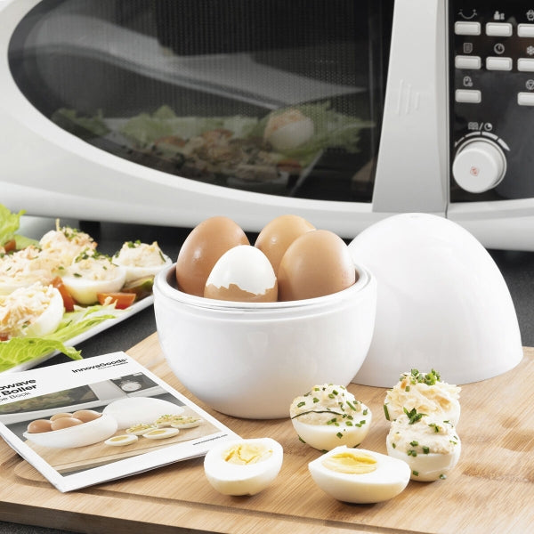 Horno microondas con accesorios de cocina para preparar huevos en minutos.