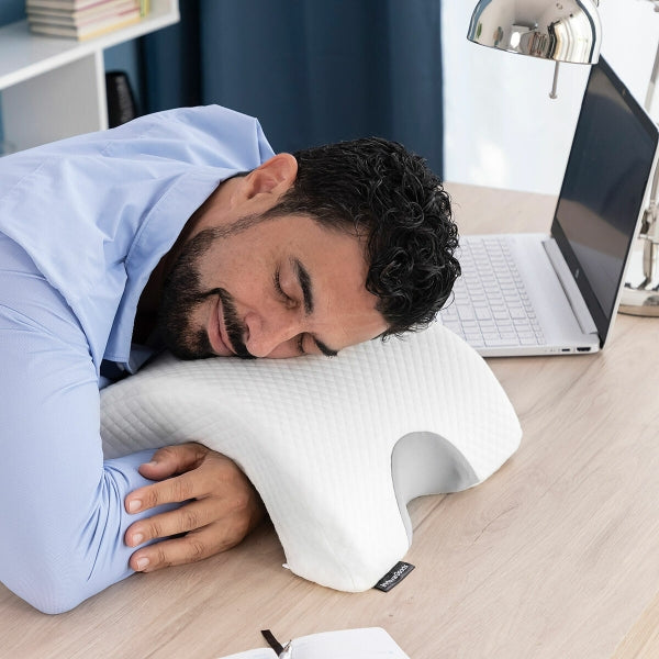 Almohada Cervical Viscoelástica para Parejas Cozzy, ideal para una siesta ergonómica en la oficina.