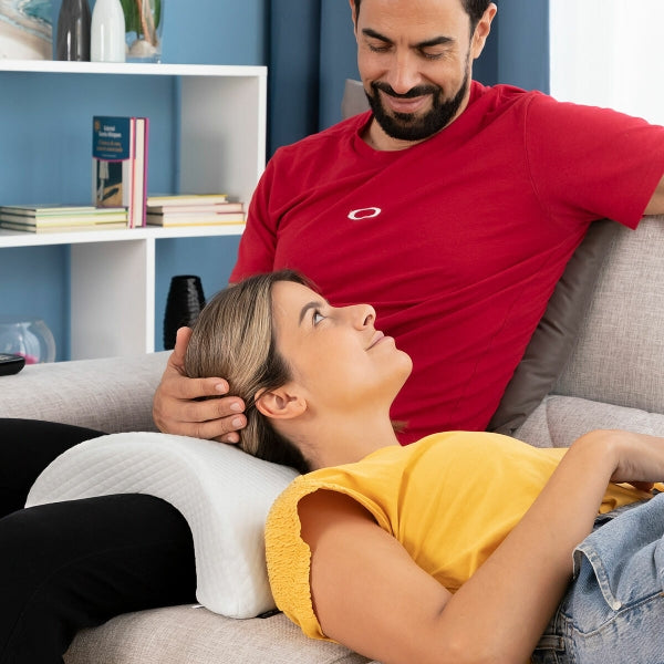 La persona tumbada utiliza la Almohada Cervical Viscoelástica para Parejas Cozzy.