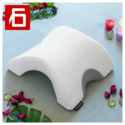 Cuscino bianco in memory foam dalla forma ergonomica e dal design curvo.