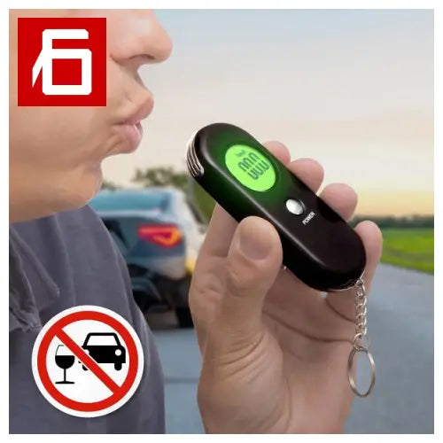 Etilometro digitale portatile con display digitale, facile da usare e compatto.