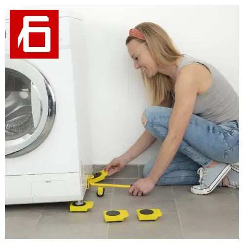 Personas moviendo lavadora con deslizadores amarillos para objetos pesados y mango antideslizante.