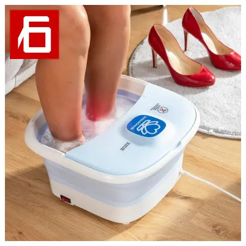 Dispositivo di foot spa Plantare Pieghevole Footopy con rulli massaggianti in uso.