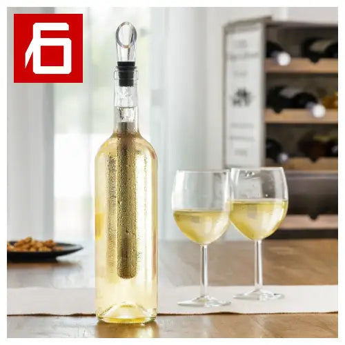 Bottiglia di vino bianco ghiacciata con condensa, accompagnata da due bicchieri da vino parzialmente riempiti.