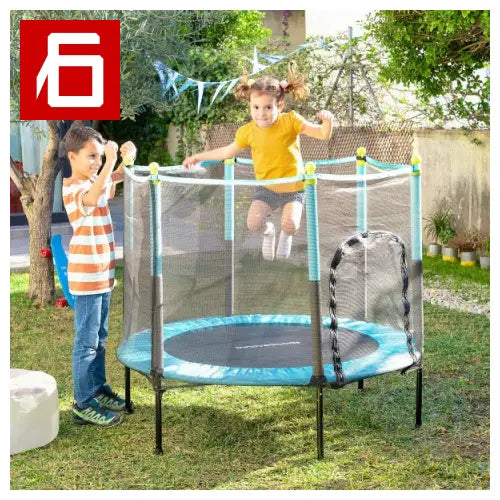 Trampolino chiuso con rete di sicurezza per il gioco dei bambini.