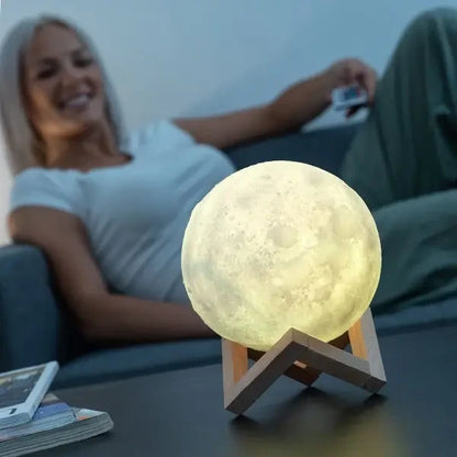 Una Donna Sdraiata Su Un Divano Con Una Lampada Lunare